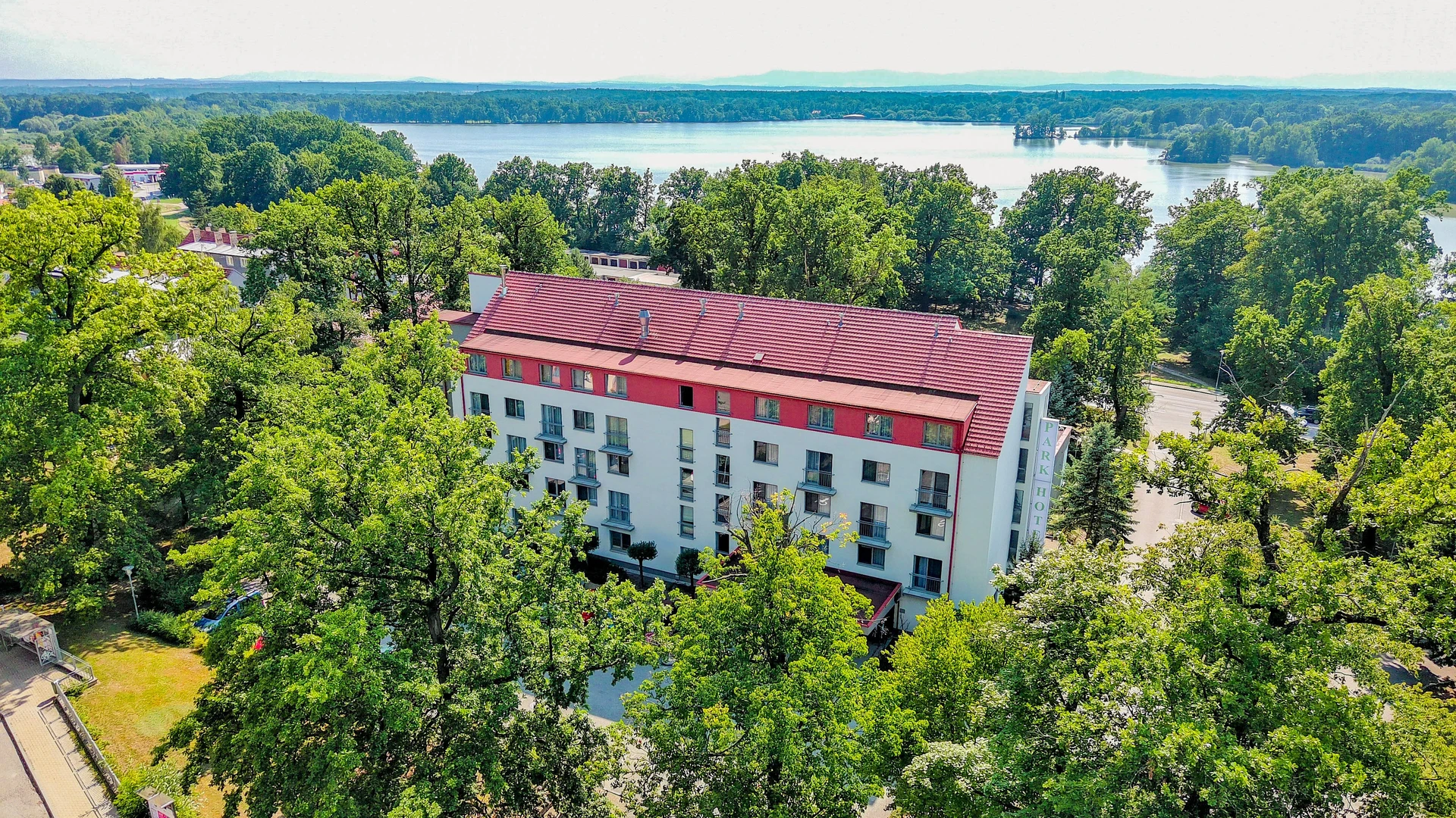 LH Park Hotel Hluboká nad Vltavou z výšky, v pozadí Vltava a lesy